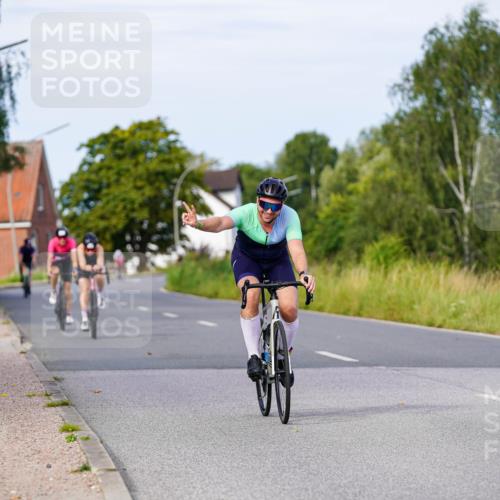 31.08.2025 - Elbe Triathlon Hamburg Michael Burmester http://msf.ph/oto/8677059 31.08.2025 10:26:57 Radfahren 830, 853, 992 meine-sportfotos.de