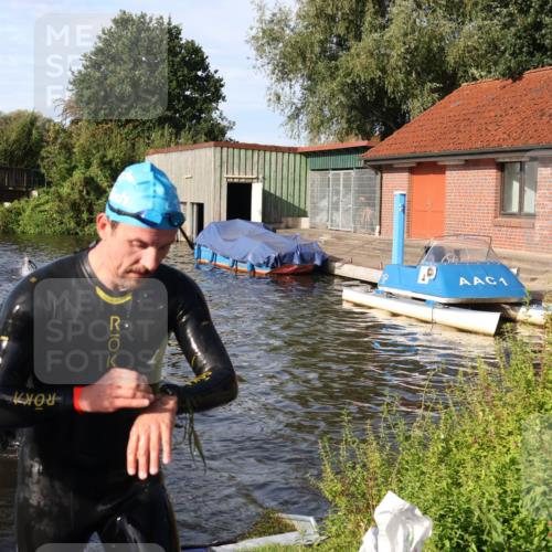 31.08.2025 - Elbe Triathlon Hamburg Luisa Fischer http://msf.ph/oto/8677109 31.08.2025 09:13:53 Schwimmen 611, 631, 695 meine-sportfotos.de