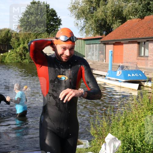 31.08.2025 - Elbe Triathlon Hamburg Luisa Fischer http://msf.ph/oto/8677128 31.08.2025 09:14:07 Schwimmen 563, 608 meine-sportfotos.de