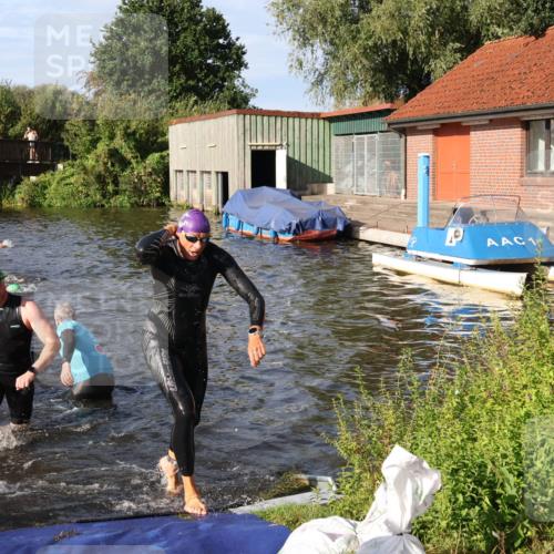 31.08.2025 - Elbe Triathlon Hamburg Luisa Fischer http://msf.ph/oto/8677202 31.08.2025 09:14:47 Schwimmen 427, 629, 715, 746 meine-sportfotos.de