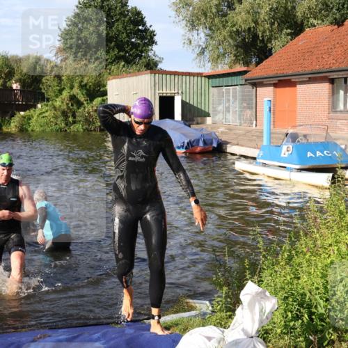 31.08.2025 - Elbe Triathlon Hamburg Luisa Fischer http://msf.ph/oto/8677205 31.08.2025 09:14:48 Schwimmen 427, 629, 715, 724, 746 meine-sportfotos.de