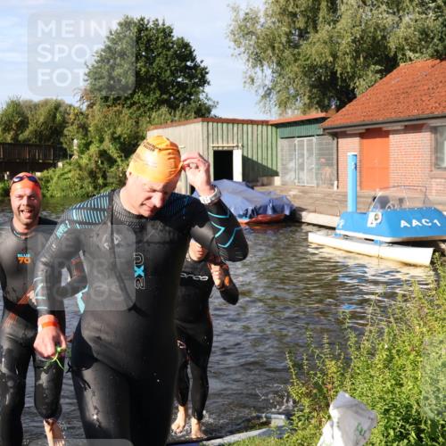 31.08.2025 - Elbe Triathlon Hamburg Luisa Fischer http://msf.ph/oto/8677319 31.08.2025 09:15:22 Schwimmen 419, 567, 625, 660 meine-sportfotos.de