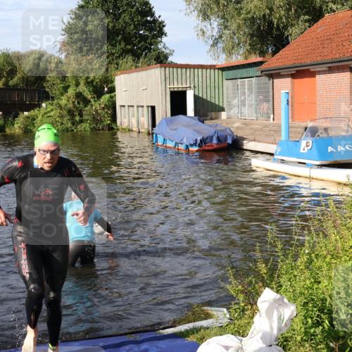 31.08.2025 - Elbe Triathlon Hamburg Luisa Fischer http://msf.ph/oto/8677345 31.08.2025 09:16:13 Schwimmen 678, 743 meine-sportfotos.de