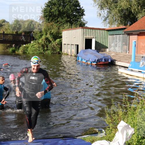31.08.2025 - Elbe Triathlon Hamburg Luisa Fischer http://msf.ph/oto/8677525 31.08.2025 09:18:01 Schwimmen 617, 654, 657, 666 meine-sportfotos.de