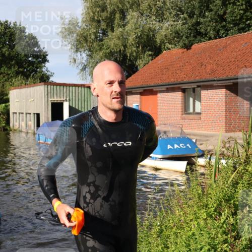 31.08.2025 - Elbe Triathlon Hamburg Luisa Fischer http://msf.ph/oto/8677645 31.08.2025 09:18:32 Schwimmen 684, 719, 720 meine-sportfotos.de