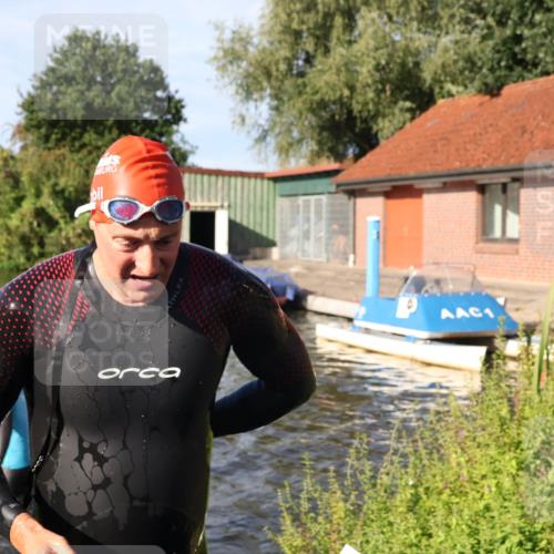 31.08.2025 - Elbe Triathlon Hamburg Luisa Fischer http://msf.ph/oto/8677658 31.08.2025 09:18:37 Schwimmen 570, 719, 720 meine-sportfotos.de