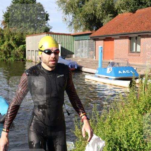 31.08.2025 - Elbe Triathlon Hamburg Luisa Fischer http://msf.ph/oto/8677681 31.08.2025 09:18:46 Schwimmen 570, 613 meine-sportfotos.de