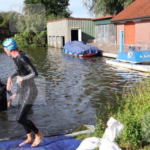 31.08.2025 - Elbe Triathlon Hamburg Luisa Fischer http://msf.ph/oto/8677729 31.08.2025 09:19:41 Schwimmen 593, 729, 750 meine-sportfotos.de