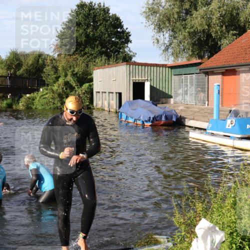 31.08.2025 - Elbe Triathlon Hamburg Luisa Fischer http://msf.ph/oto/8677820 31.08.2025 09:20:20 Schwimmen 668, 674 meine-sportfotos.de