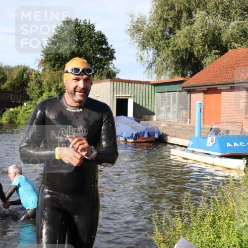 31.08.2025 - Elbe Triathlon Hamburg Luisa Fischer http://msf.ph/oto/8677830 31.08.2025 09:20:22 Schwimmen 668, 674 meine-sportfotos.de