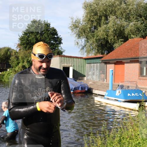 31.08.2025 - Elbe Triathlon Hamburg Luisa Fischer http://msf.ph/oto/8677831 31.08.2025 09:20:22 Schwimmen 668, 674 meine-sportfotos.de