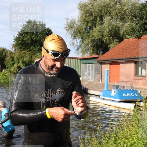 31.08.2025 - Elbe Triathlon Hamburg Luisa Fischer http://msf.ph/oto/8677833 31.08.2025 09:20:22 Schwimmen 668, 674 meine-sportfotos.de