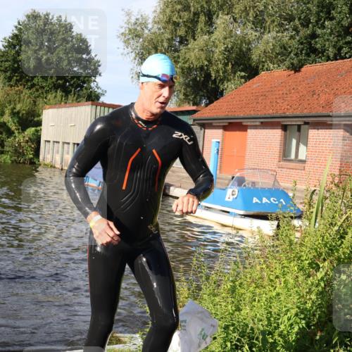 31.08.2025 - Elbe Triathlon Hamburg Luisa Fischer http://msf.ph/oto/8677856 31.08.2025 09:20:35 Schwimmen 730, 731 meine-sportfotos.de