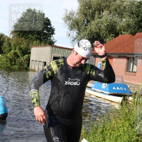 31.08.2025 - Elbe Triathlon Hamburg Luisa Fischer http://msf.ph/oto/8678053 31.08.2025 09:22:16 Schwimmen 503, 700, 764 meine-sportfotos.de