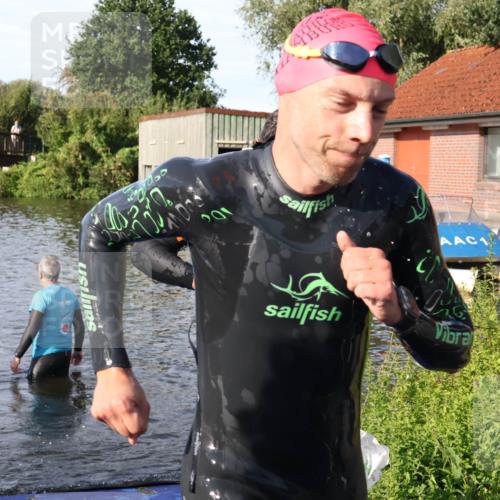 31.08.2025 - Elbe Triathlon Hamburg Luisa Fischer http://msf.ph/oto/8678069 31.08.2025 09:22:24 Schwimmen 700, 764 meine-sportfotos.de