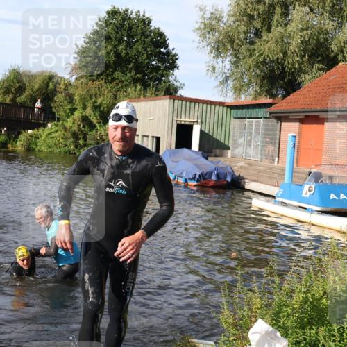 31.08.2025 - Elbe Triathlon Hamburg Luisa Fischer http://msf.ph/oto/8678101 31.08.2025 09:22:41 Schwimmen 587, 710, 727, 766 meine-sportfotos.de