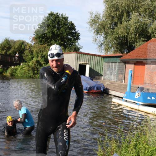 31.08.2025 - Elbe Triathlon Hamburg Luisa Fischer http://msf.ph/oto/8678103 31.08.2025 09:22:41 Schwimmen 587, 710, 727, 766 meine-sportfotos.de