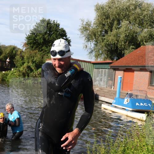 31.08.2025 - Elbe Triathlon Hamburg Luisa Fischer http://msf.ph/oto/8678104 31.08.2025 09:22:41 Schwimmen 587, 710, 727, 766 meine-sportfotos.de