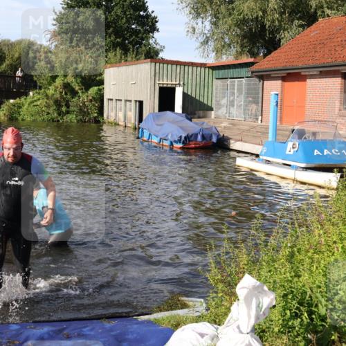 31.08.2025 - Elbe Triathlon Hamburg Luisa Fischer http://msf.ph/oto/8678133 31.08.2025 09:22:49 Schwimmen 587, 667, 766 meine-sportfotos.de