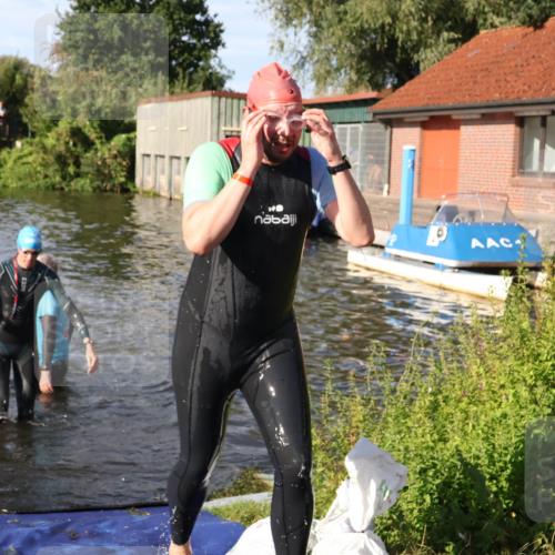 31.08.2025 - Elbe Triathlon Hamburg Luisa Fischer http://msf.ph/oto/8678144 31.08.2025 09:22:51 Schwimmen 587, 667 meine-sportfotos.de