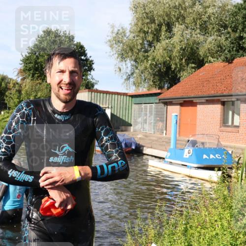 31.08.2025 - Elbe Triathlon Hamburg Luisa Fischer http://msf.ph/oto/8678248 31.08.2025 09:23:34 Schwimmen 689, 761 meine-sportfotos.de