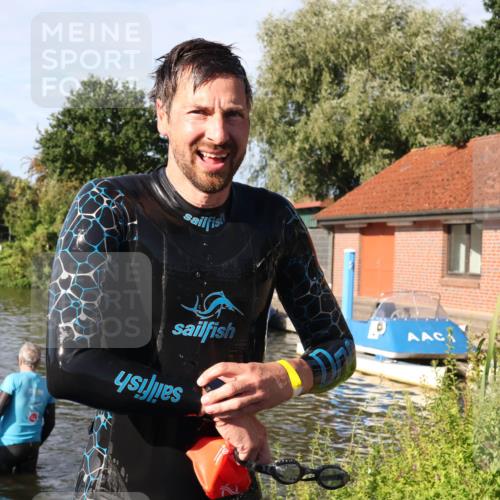 31.08.2025 - Elbe Triathlon Hamburg Luisa Fischer http://msf.ph/oto/8678249 31.08.2025 09:23:35 Schwimmen 689 meine-sportfotos.de