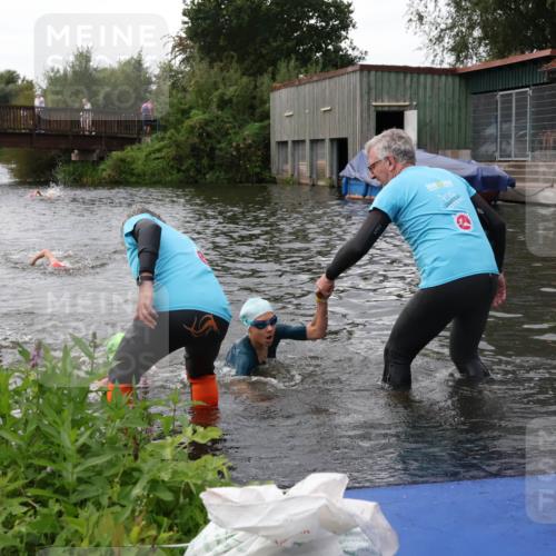 31.08.2025 - Elbe Triathlon Hamburg Luisa Fischer http://msf.ph/oto/8678540 31.08.2025 12:22:21 Schwimmen 1634, 1649, 1657 meine-sportfotos.de