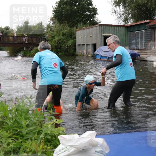31.08.2025 - Elbe Triathlon Hamburg Luisa Fischer http://msf.ph/oto/8678543 31.08.2025 12:22:21 Schwimmen 1634, 1649, 1657 meine-sportfotos.de