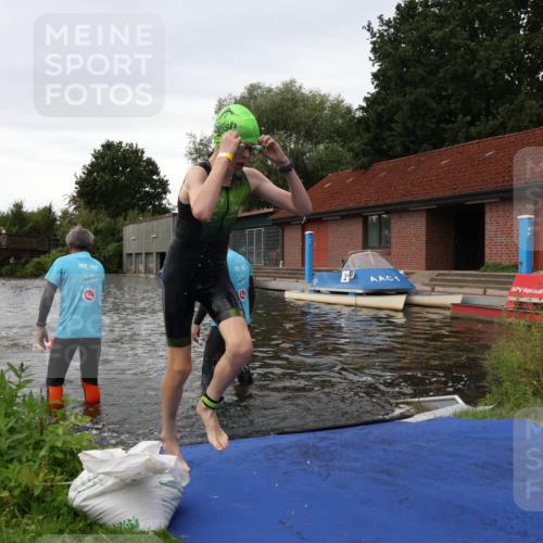 31.08.2025 - Elbe Triathlon Hamburg Luisa Fischer http://msf.ph/oto/8678563 31.08.2025 12:22:25 Schwimmen 1649, 1656, 1657 meine-sportfotos.de