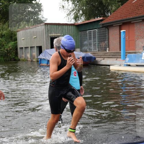31.08.2025 - Elbe Triathlon Hamburg Luisa Fischer http://msf.ph/oto/8678780 31.08.2025 12:24:50 Schwimmen 1633, 1654 meine-sportfotos.de