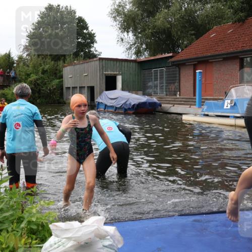 31.08.2025 - Elbe Triathlon Hamburg Luisa Fischer http://msf.ph/oto/8679308 31.08.2025 12:47:05 Schwimmen 1703, 1722, 1723, 1725 meine-sportfotos.de