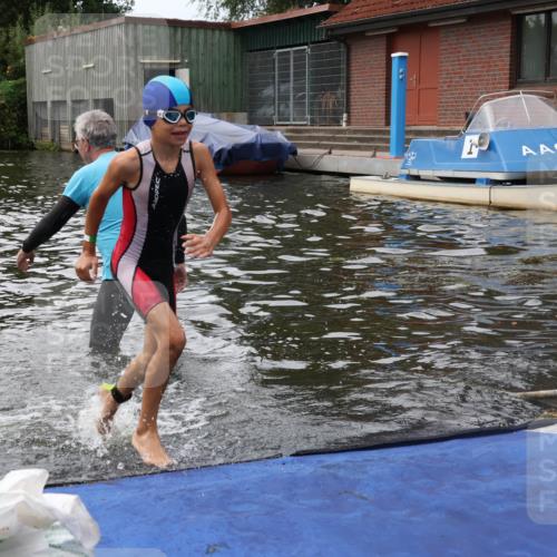 31.08.2025 - Elbe Triathlon Hamburg Luisa Fischer http://msf.ph/oto/8679391 31.08.2025 12:47:30 Schwimmen 1704, 1715, 1721 meine-sportfotos.de