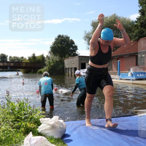 31.08.2025 - Elbe Triathlon Hamburg Luisa Fischer http://msf.ph/oto/8680323 31.08.2025 14:37:59 Schwimmen  meine-sportfotos.de