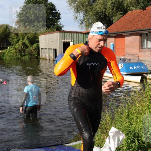 31.08.2025 - Elbe Triathlon Hamburg Luisa Fischer http://msf.ph/oto/8680817 31.08.2025 09:25:39 Schwimmen 747, 778 meine-sportfotos.de