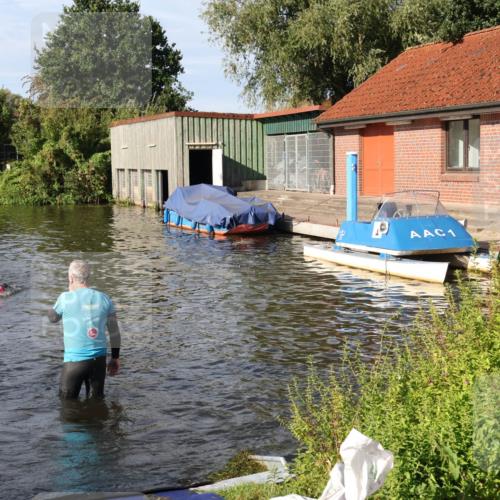 31.08.2025 - Elbe Triathlon Hamburg Luisa Fischer http://msf.ph/oto/8680823 31.08.2025 09:25:40 Schwimmen 747, 778 meine-sportfotos.de