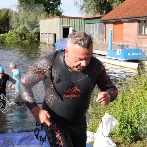 31.08.2025 - Elbe Triathlon Hamburg Luisa Fischer http://msf.ph/oto/8680886 31.08.2025 09:27:15 Schwimmen 681, 687, 711 meine-sportfotos.de
