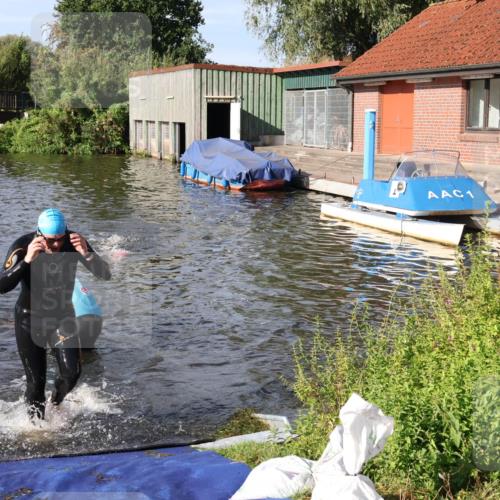 31.08.2025 - Elbe Triathlon Hamburg Luisa Fischer http://msf.ph/oto/8680889 31.08.2025 09:27:17 Schwimmen 681, 687, 711 meine-sportfotos.de