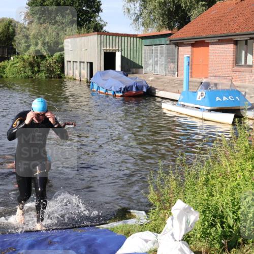 31.08.2025 - Elbe Triathlon Hamburg Luisa Fischer http://msf.ph/oto/8680891 31.08.2025 09:27:17 Schwimmen 681, 687, 711 meine-sportfotos.de