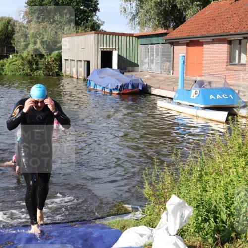 31.08.2025 - Elbe Triathlon Hamburg Luisa Fischer http://msf.ph/oto/8680893 31.08.2025 09:27:17 Schwimmen 681, 687, 711 meine-sportfotos.de