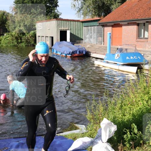 31.08.2025 - Elbe Triathlon Hamburg Luisa Fischer http://msf.ph/oto/8680899 31.08.2025 09:27:18 Schwimmen 681, 687, 711, 854 meine-sportfotos.de