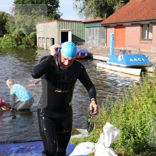 31.08.2025 - Elbe Triathlon Hamburg Luisa Fischer http://msf.ph/oto/8680900 31.08.2025 09:27:19 Schwimmen 681, 687, 711, 854 meine-sportfotos.de