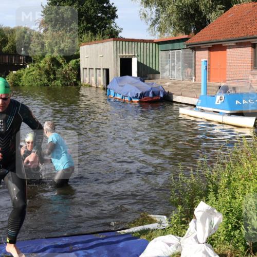 31.08.2025 - Elbe Triathlon Hamburg Luisa Fischer http://msf.ph/oto/8680922 31.08.2025 09:27:31 Schwimmen 679, 795, 854, 887, 918 meine-sportfotos.de
