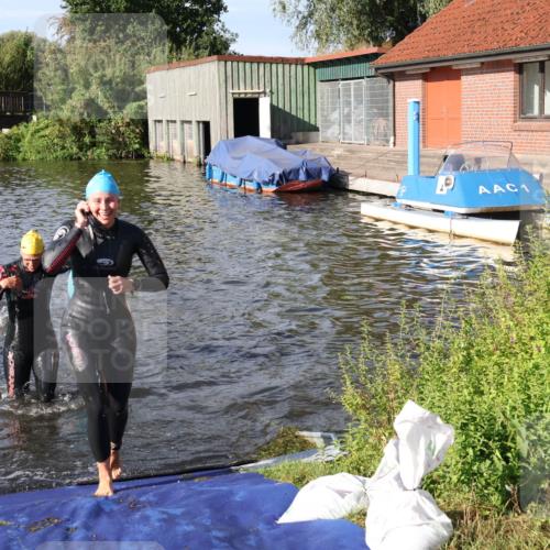 31.08.2025 - Elbe Triathlon Hamburg Luisa Fischer http://msf.ph/oto/8680946 31.08.2025 09:27:37 Schwimmen 698, 785, 795, 887, 918 meine-sportfotos.de