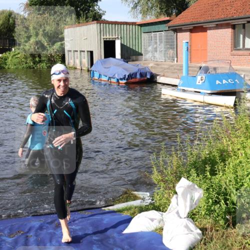 31.08.2025 - Elbe Triathlon Hamburg Luisa Fischer http://msf.ph/oto/8680984 31.08.2025 09:27:48 Schwimmen 785, 895 meine-sportfotos.de
