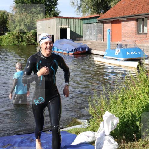 31.08.2025 - Elbe Triathlon Hamburg Luisa Fischer http://msf.ph/oto/8680986 31.08.2025 09:27:49 Schwimmen 785, 895 meine-sportfotos.de
