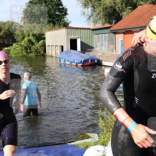 31.08.2025 - Elbe Triathlon Hamburg Luisa Fischer http://msf.ph/oto/8681021 31.08.2025 09:28:23 Schwimmen 788, 815 meine-sportfotos.de