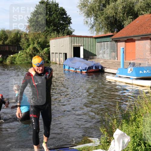31.08.2025 - Elbe Triathlon Hamburg Luisa Fischer http://msf.ph/oto/8681051 31.08.2025 09:28:41 Schwimmen 692, 722, 771 meine-sportfotos.de