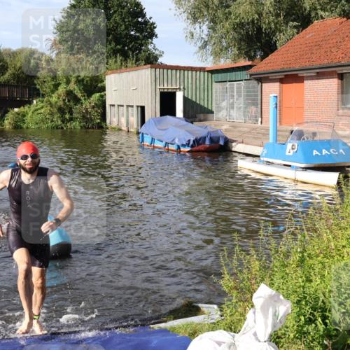 31.08.2025 - Elbe Triathlon Hamburg Luisa Fischer http://msf.ph/oto/8681067 31.08.2025 09:28:51 Schwimmen 591, 830, 848 meine-sportfotos.de