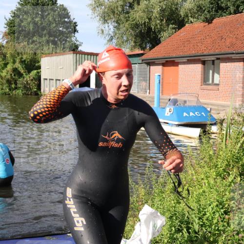31.08.2025 - Elbe Triathlon Hamburg Luisa Fischer http://msf.ph/oto/8681088 31.08.2025 09:28:58 Schwimmen 830, 840, 848, 900 meine-sportfotos.de