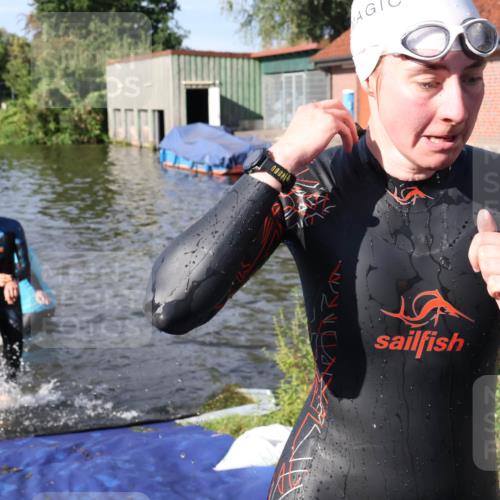 31.08.2025 - Elbe Triathlon Hamburg Luisa Fischer http://msf.ph/oto/8681100 31.08.2025 09:29:05 Schwimmen 732, 840, 851, 900, 910 meine-sportfotos.de